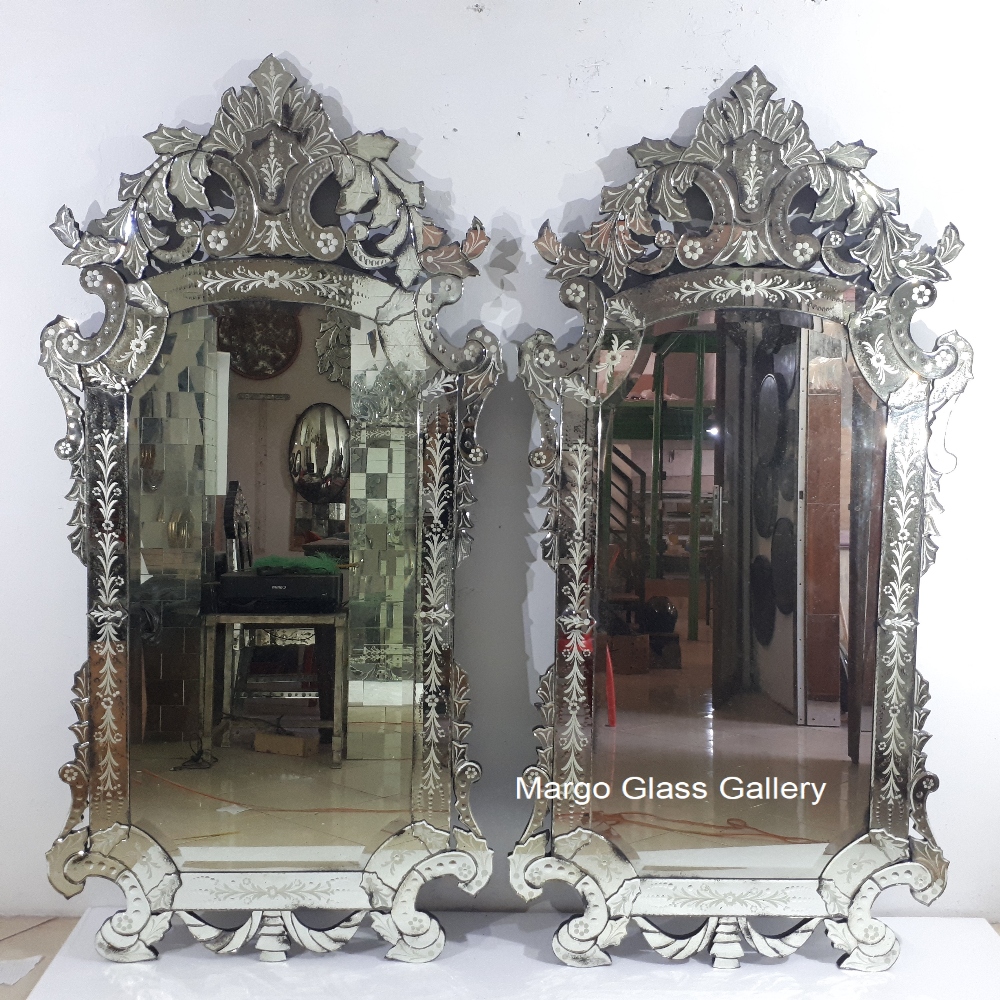 Venetian Mirror: Elegant Residence with Classic European Style